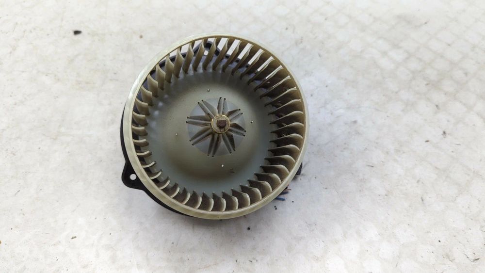 На Toyota Sequoia — Моторчик печки.