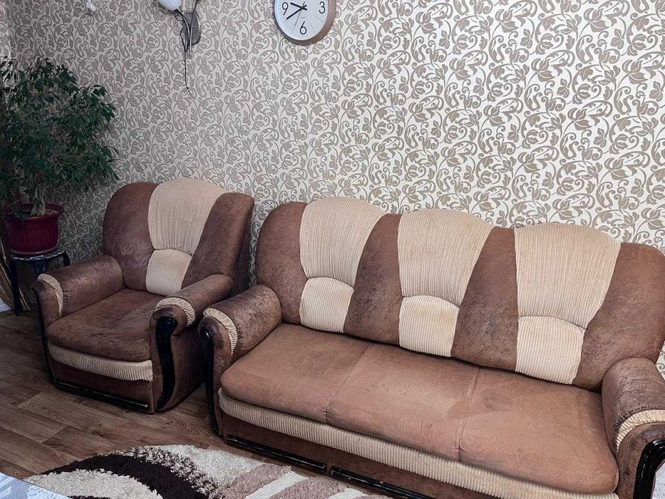 Срочно продается диван с двумя креслами