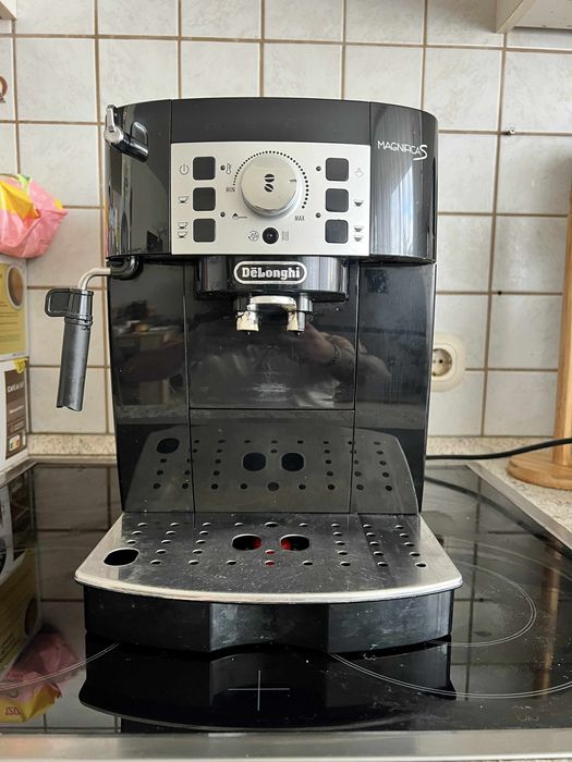 Кафемашина DeLonghi Magnifica S – Отлично състояние