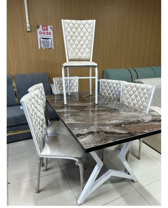 Сем бренди стол со стульями.