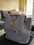 Guess раничка среден размер