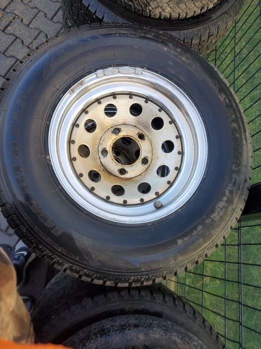 Roți jante cu anvelope de iarna 5x139.7  235/75/15 r15