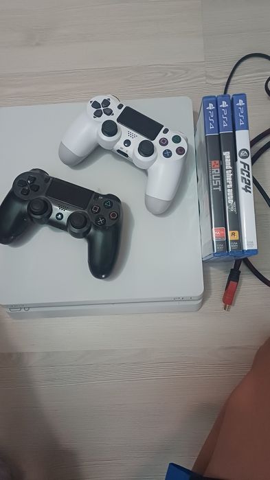 Vând PlayStation 4 Slim 500GB +2 Controllere