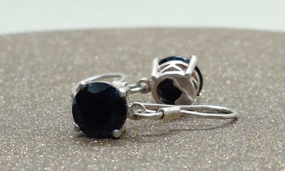 Cercei din argint cu onix fațetat – montură cu gheare, pe tortițe