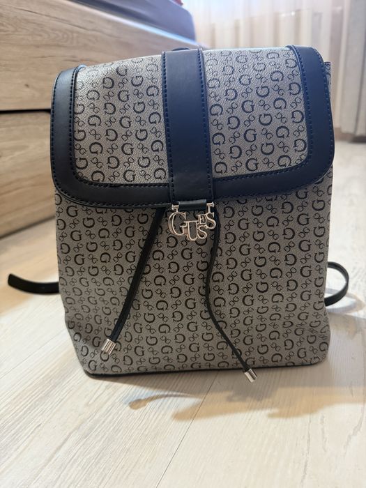 Оригинална дамска раничка Guess