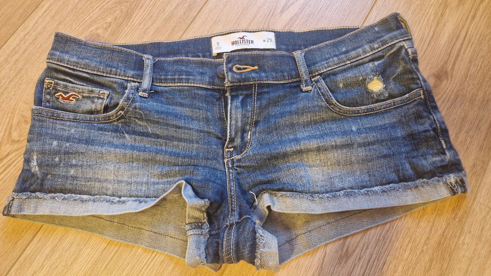Vând pantaloni scurți damă Hollister