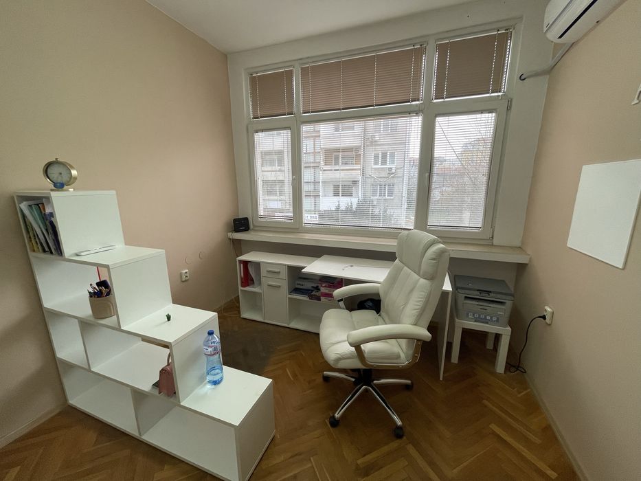 Продавам офис мебели