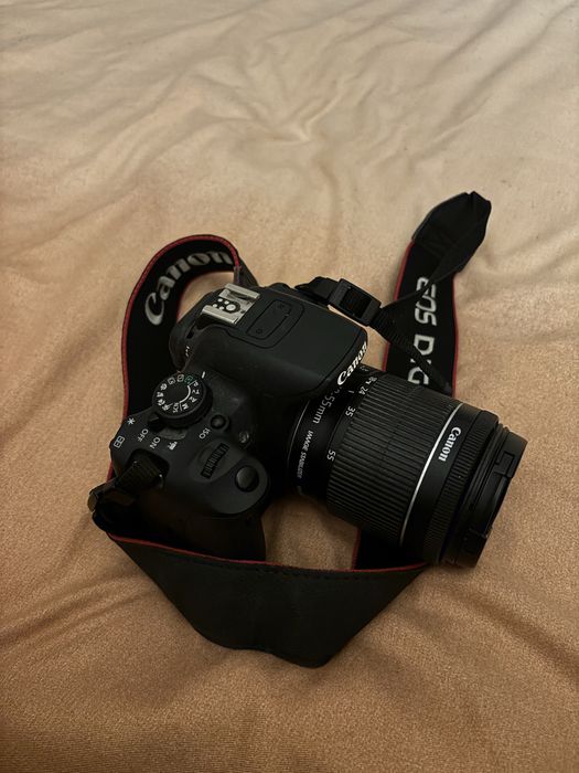 Canon EOS 700D cu obiectiv 18-55 mm
