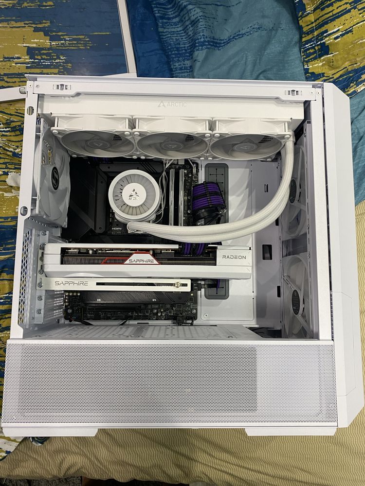 Lian Li Геймърски Компютър- intel i5-13600k AMD RX7800XT 32GB DDR5 RAM