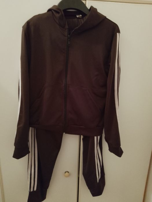 Vând treninguri noi