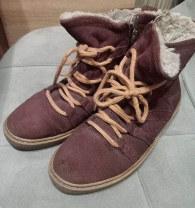 Фирменные зимние ботинки с мехом.