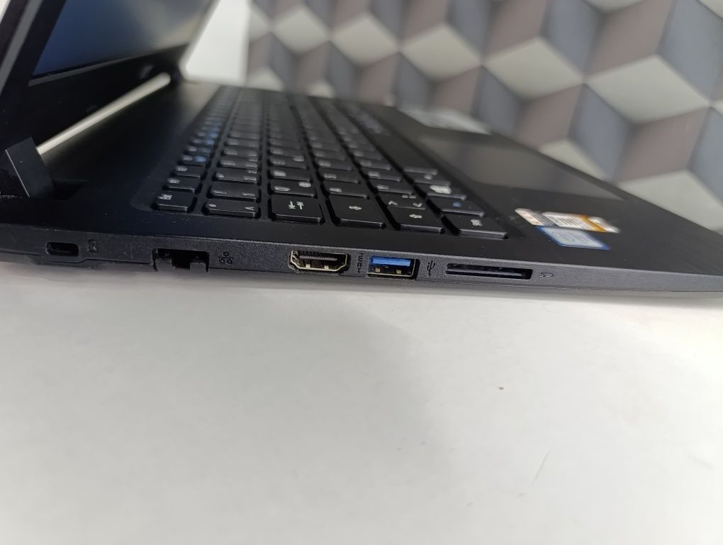 Laptop Acer aspire 3 procesor i3 6000 ca nou