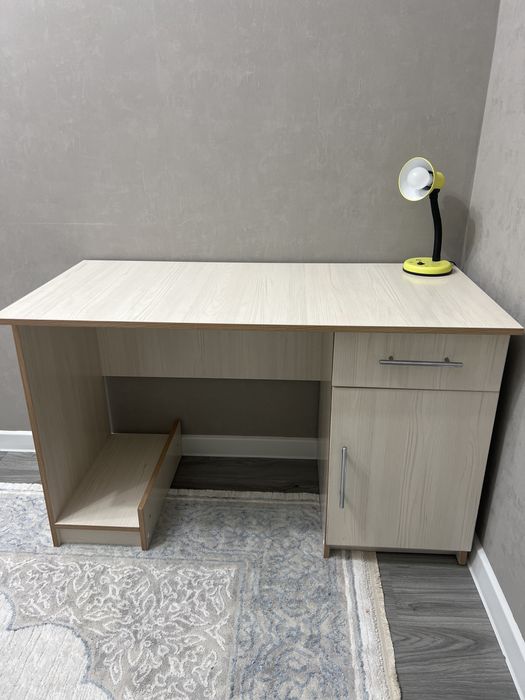 Писменный стол почти новый