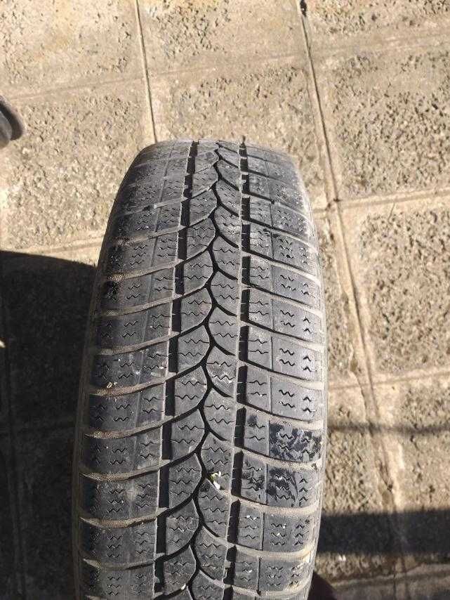 Железни джанти с гуми на тях.