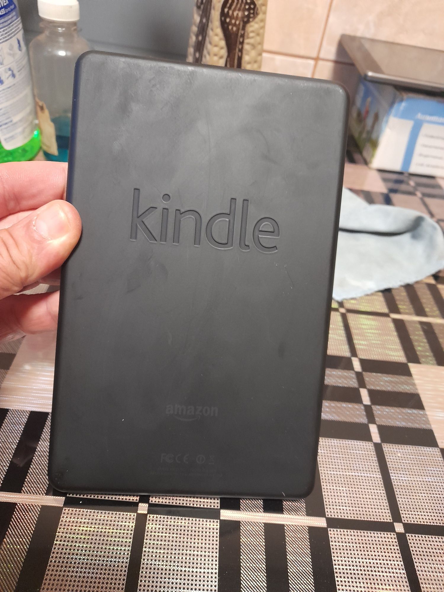 Vind kindle cu 2300 de cărți în limba româna