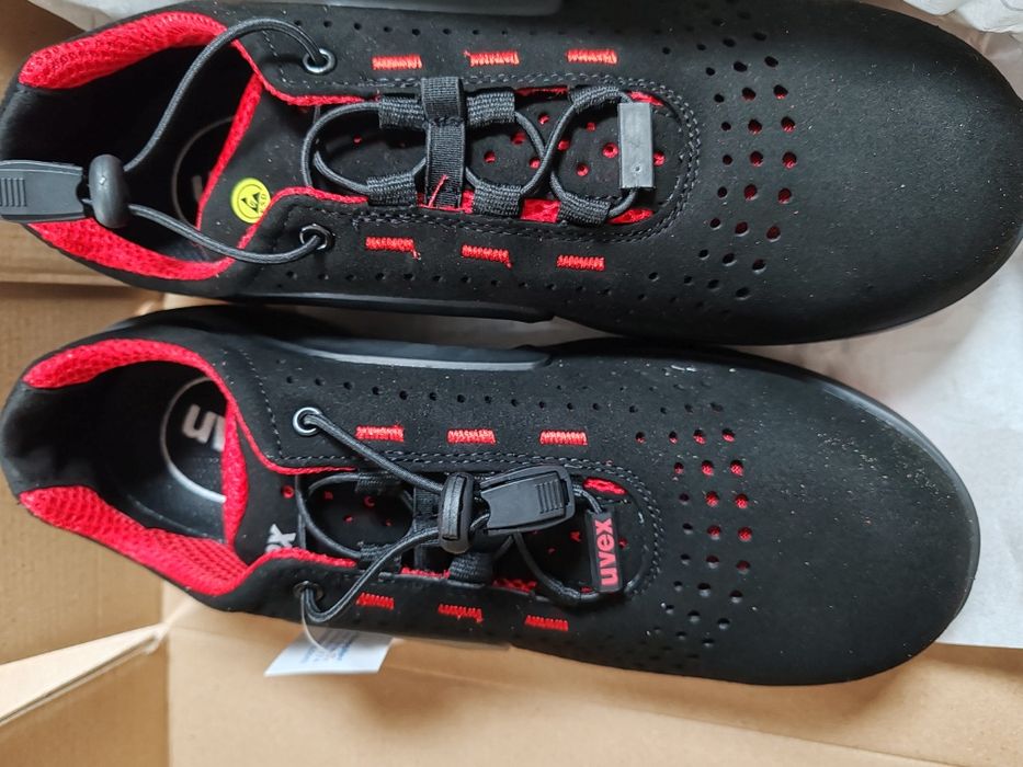 Bocanci de lucru marca Uvex cu protecție de metal.