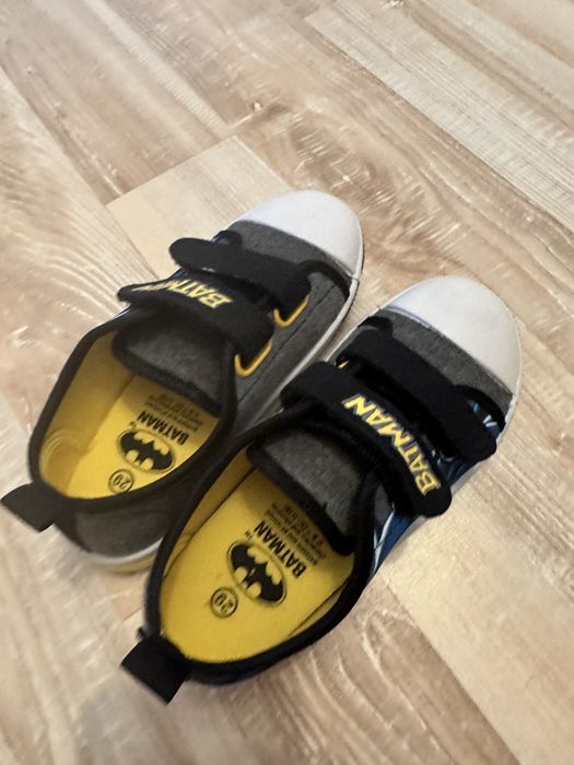 Tenisi Batman marimea 29 cu luminite