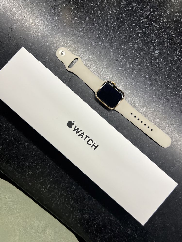 Продам Apple Watch SE