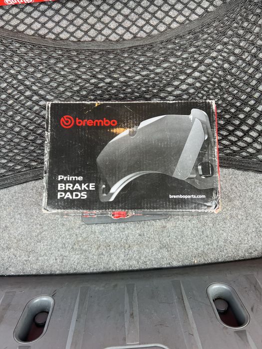 Чисто нови  предни накладки BREMBO за BMW E9x 330d