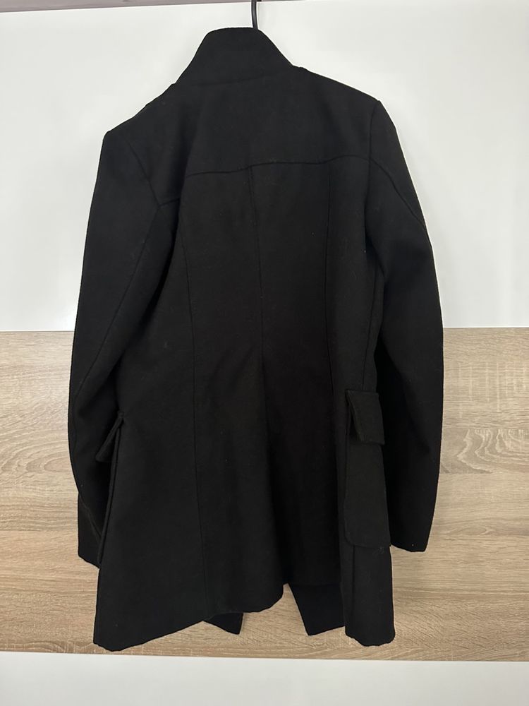 Черно дамско палто с двуредови копчета
