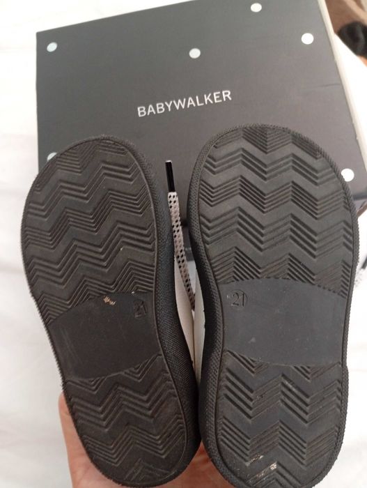 Бебешки обувки носени са само веднъж