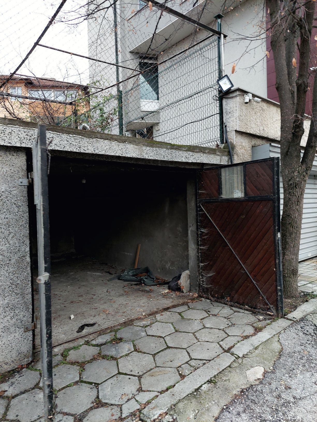 ПОД НАЕМ гараж в центъра на Благоевград