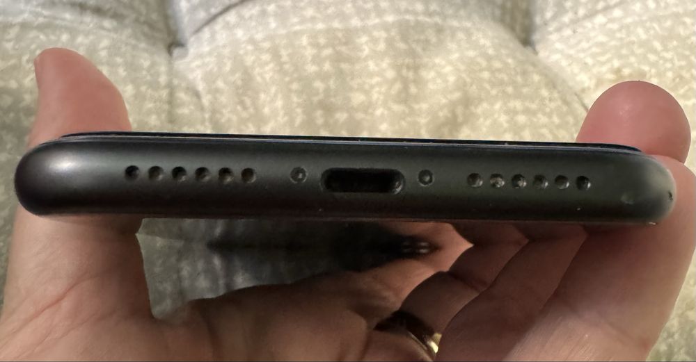 Iphone 11 64 GB хубав е