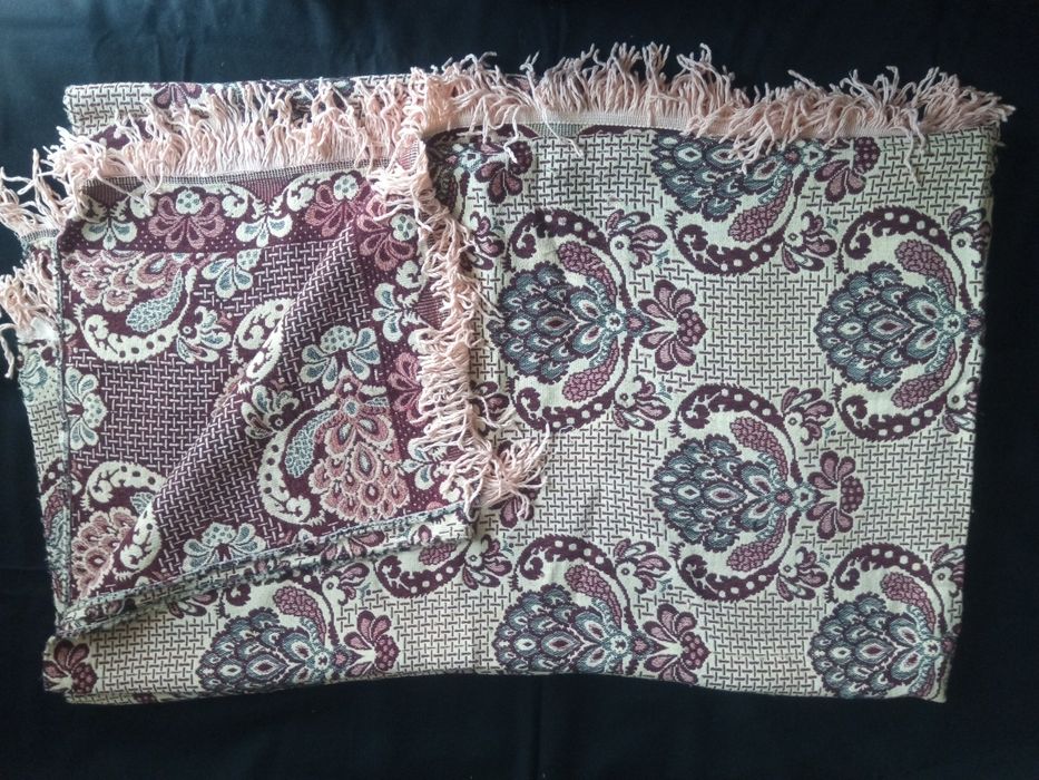 Покривка за легло с ресни от социализма