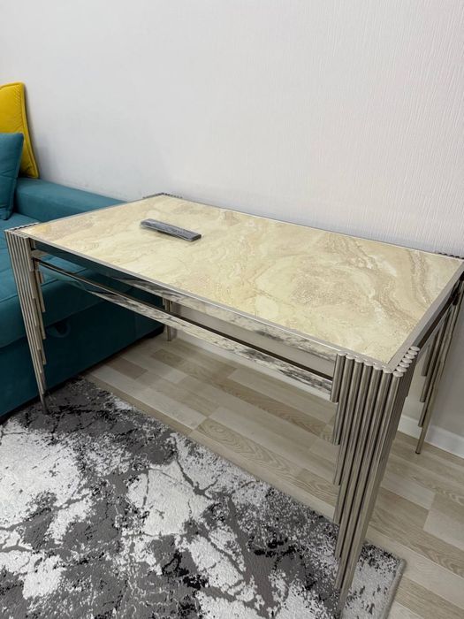 Стол для гостевой