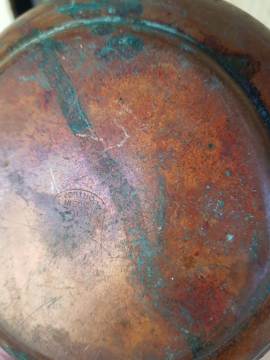 Стар малък дълбок тиган следи от патина