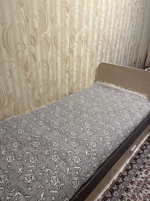 продаю кровать без матраса