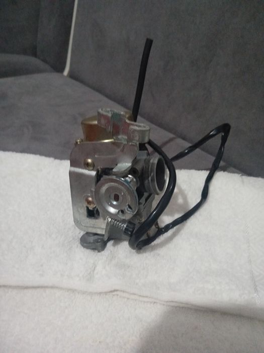 Vând carburator de 250-300 cm3 stare nou