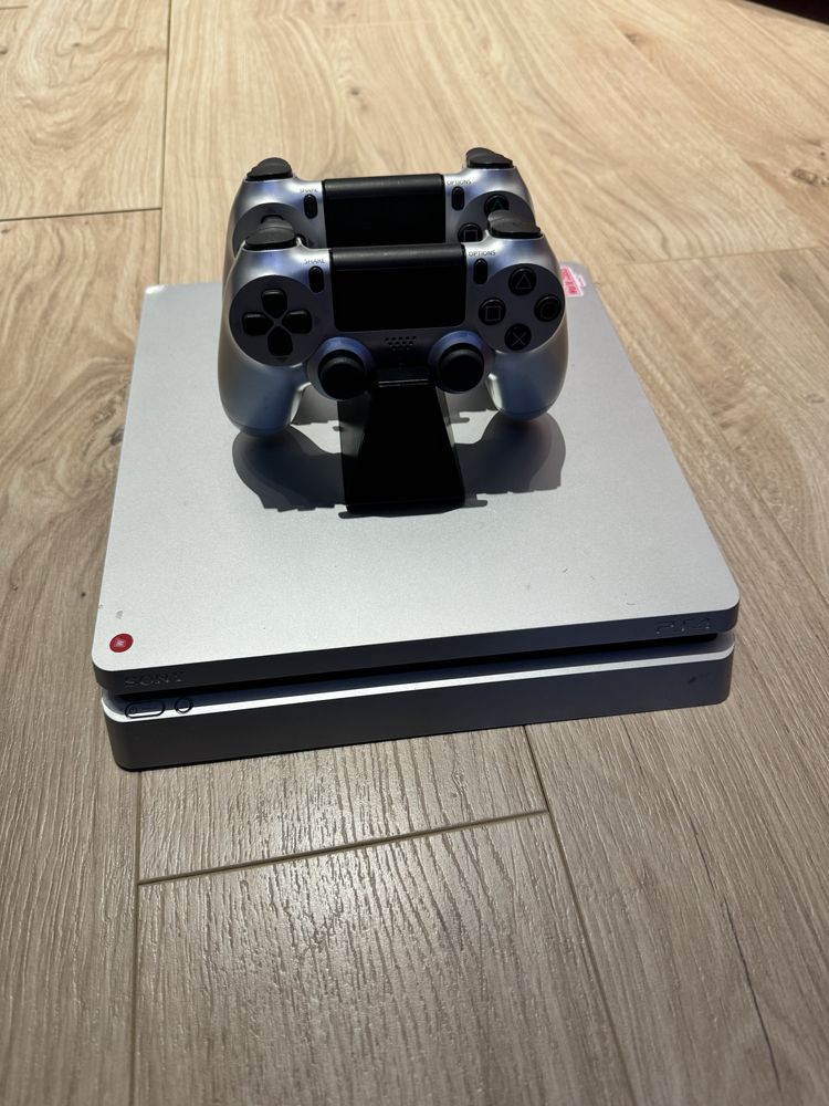 Продам приставку PlayStation 4