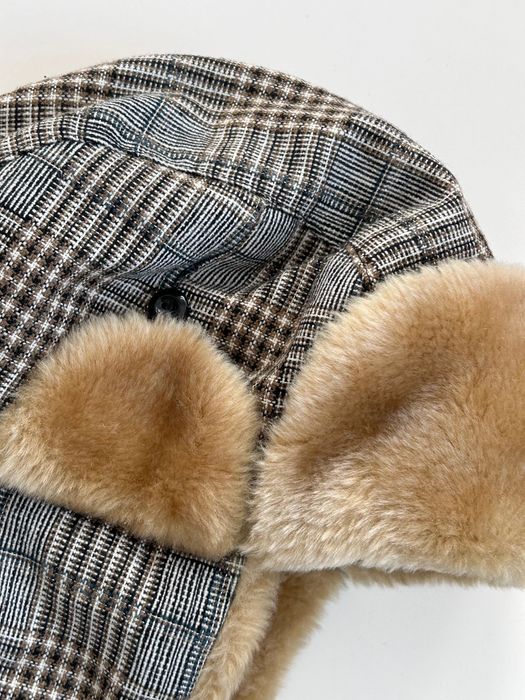 Интересна и кокетна зимна дамска шапка Laura Marconi