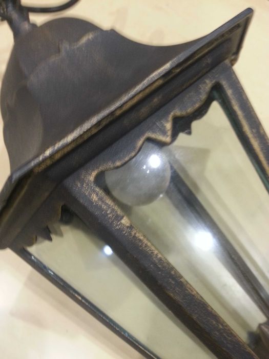 Стар метален електрически фенер.