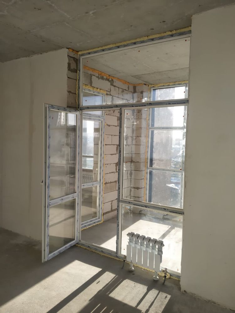 Пластиковое окно( перегородка балконная с дверью)