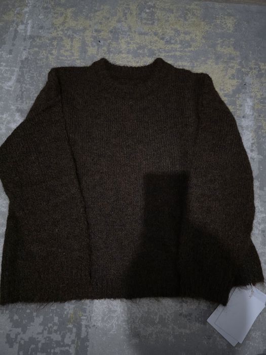 Коричневый свитер