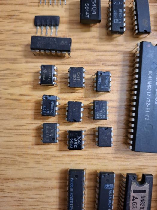 Procesoare INTEL Circuite Integrate Memori SRAM Volatile si Nonvolatil