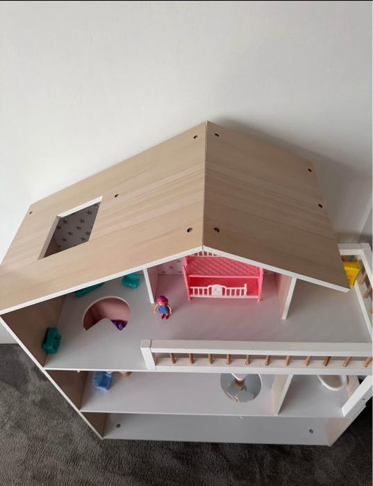 Дървена къщичка за кукли