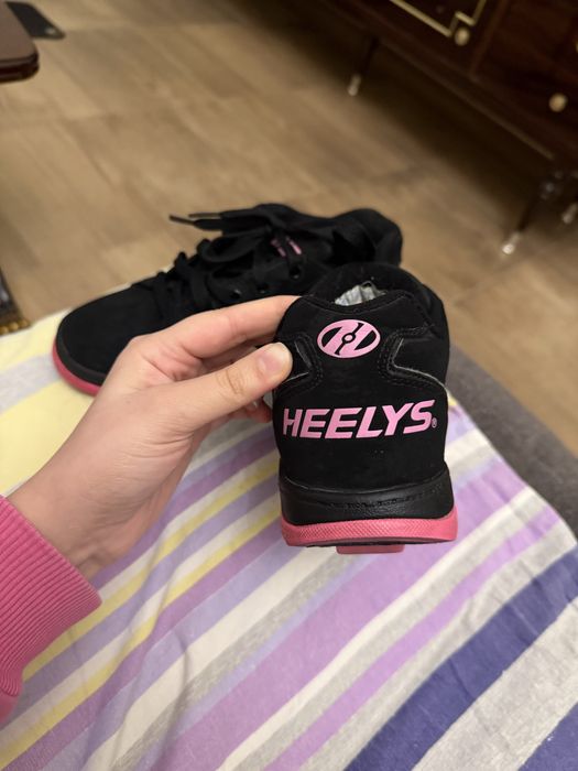 Продам кроссовки-ролики фирмы Heelys для девочки американские