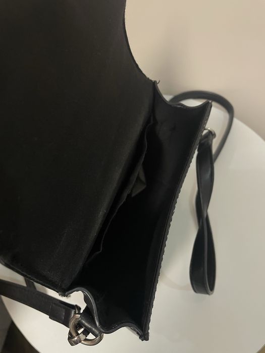 Черна малка чанта през рамо Bershka