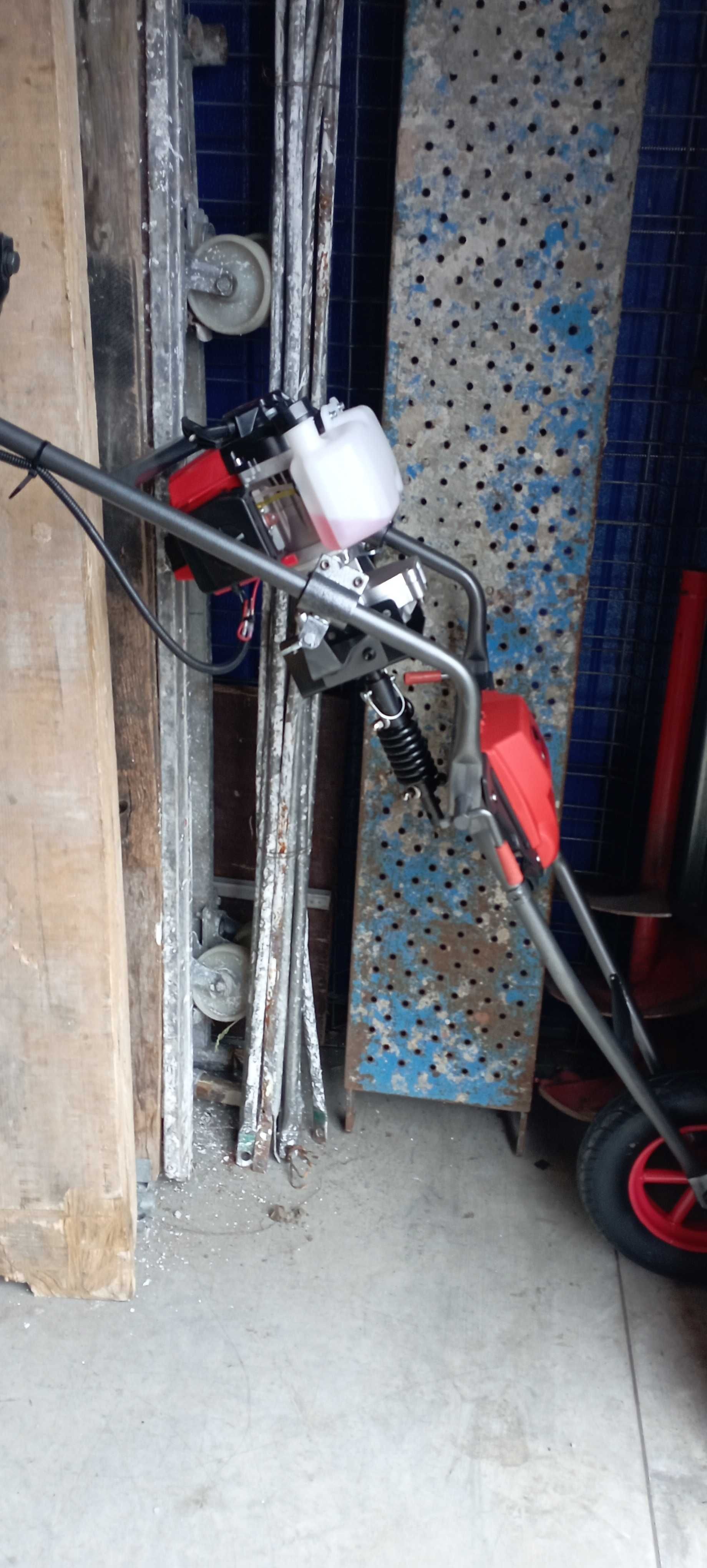 Motoburghiu pentru sapat gropi si batator stalpi