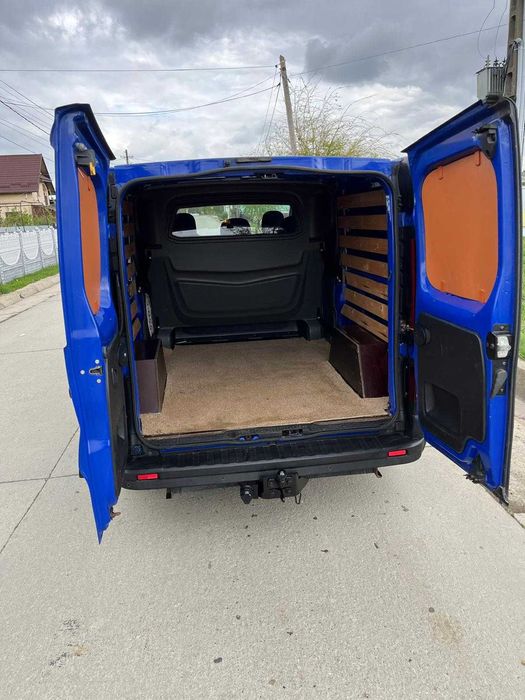 Vand opel vivaro cu 5 locuri si duba nu renault