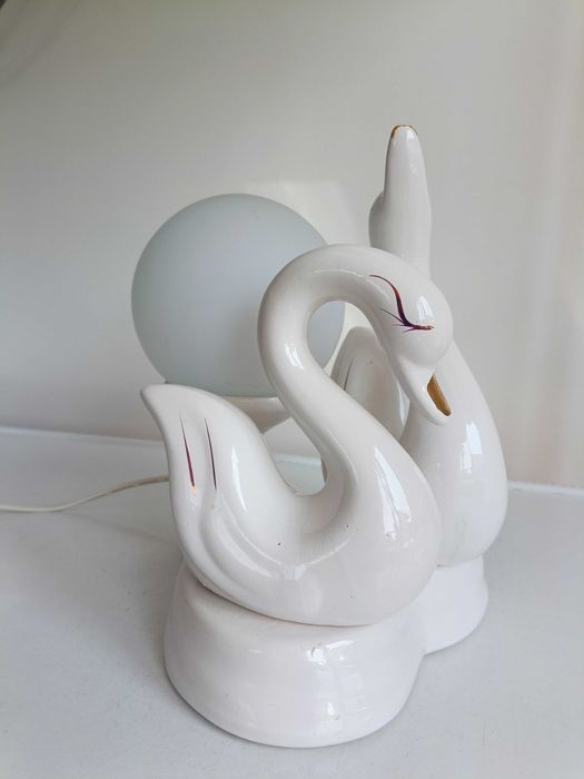 Порцеланова, стара лампа, лебеди