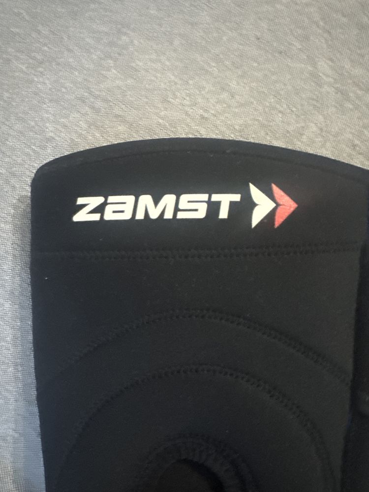ZAMST Комфортна наколенка, силно стабилизираща коленните връзки.