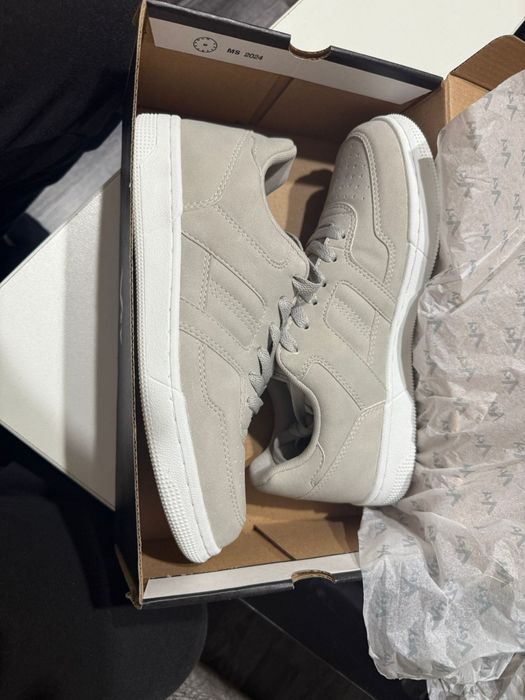 Adidași , detalii la telefon