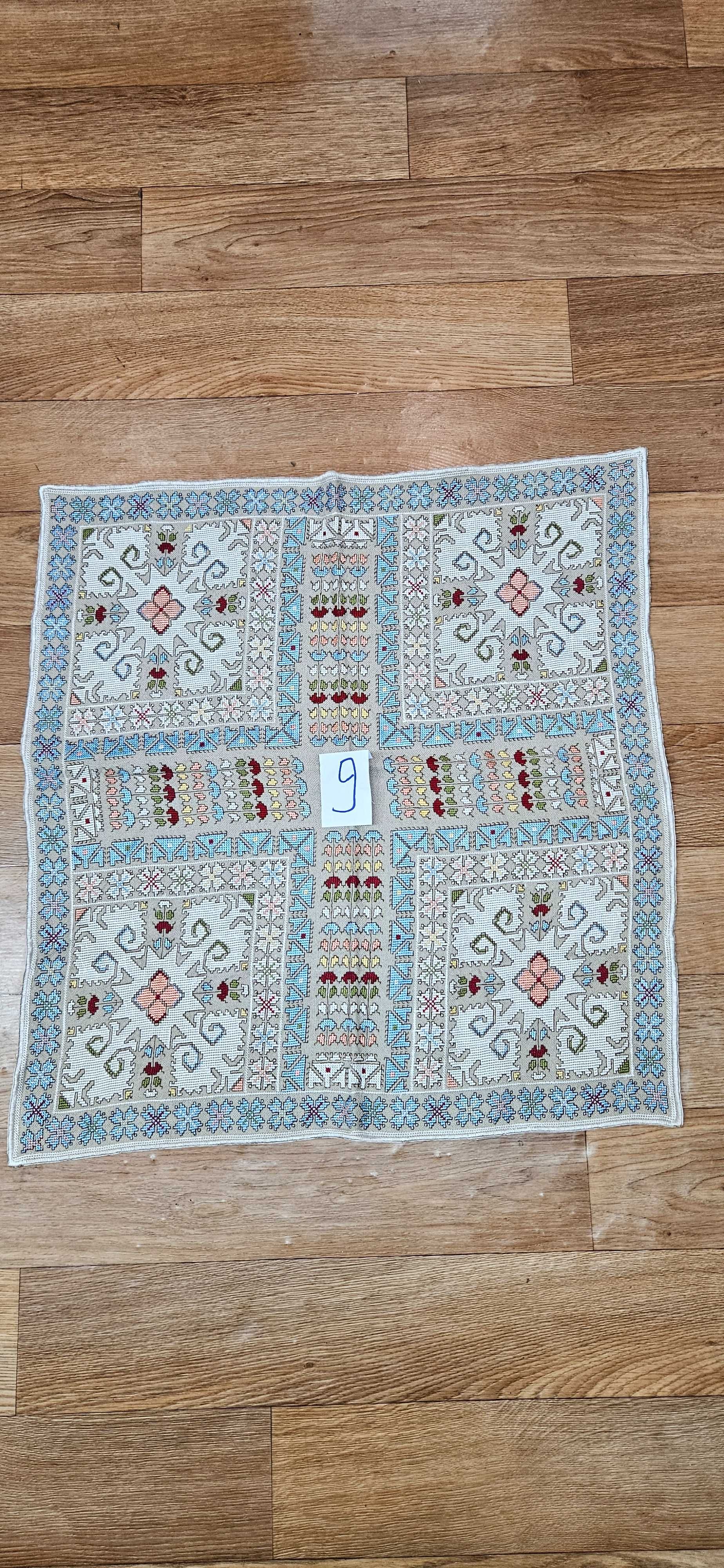 Продавам ръчно бродирани карета,различни размери.