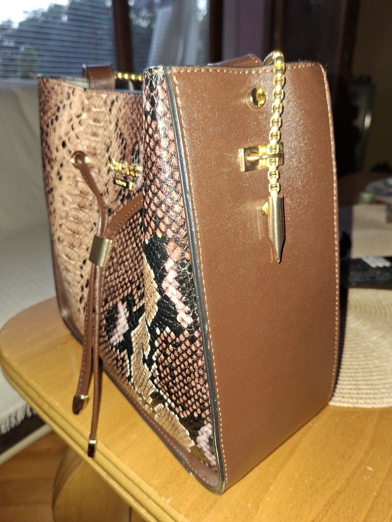 Дамска Чанта GUESS -40 лв.
