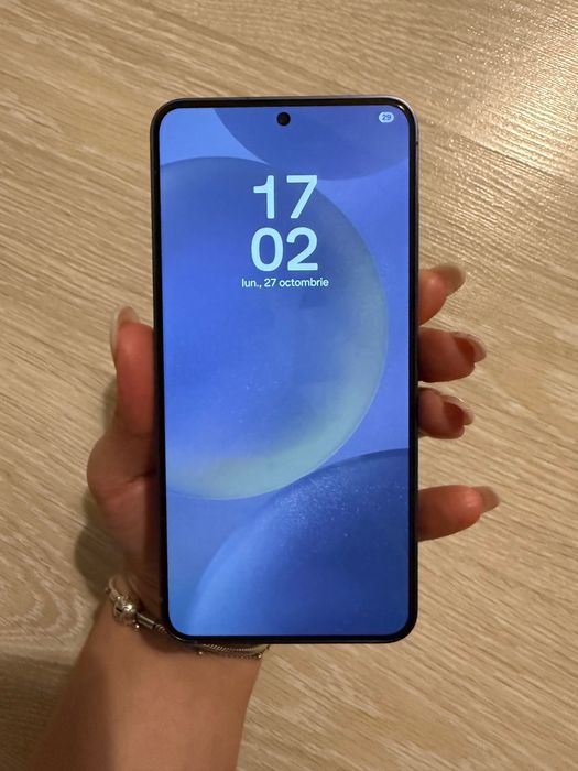 Samsung Galaxy S24 violet