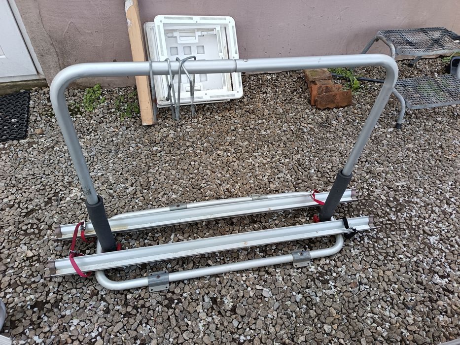 Vând suporți/suport biciclete pentru rulote